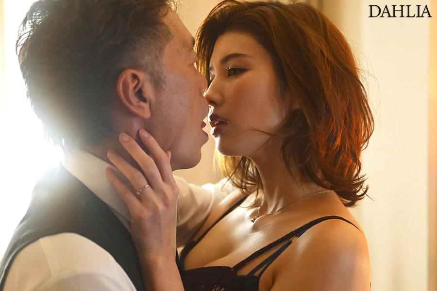 Poster of DLDSS-392_Cho sếp đụ khi phát hiện chồng sắp cưới có bồ